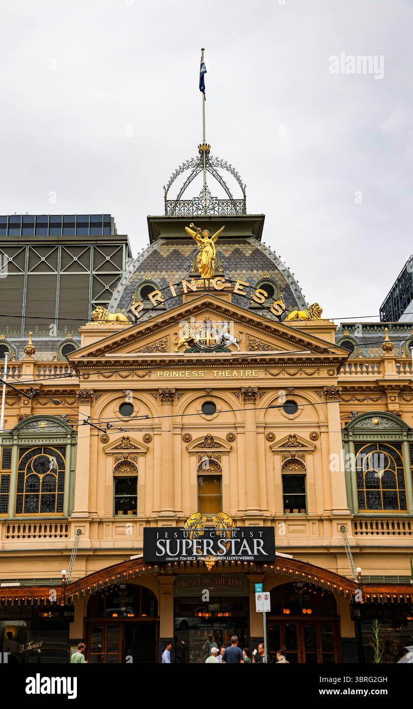 Façade du Princess Theatre, construite en 1886 dans le style architectural du second Empire avec influence néoclassique, dans le centre de Melbourne, Victoria, Australie Banque D'Images