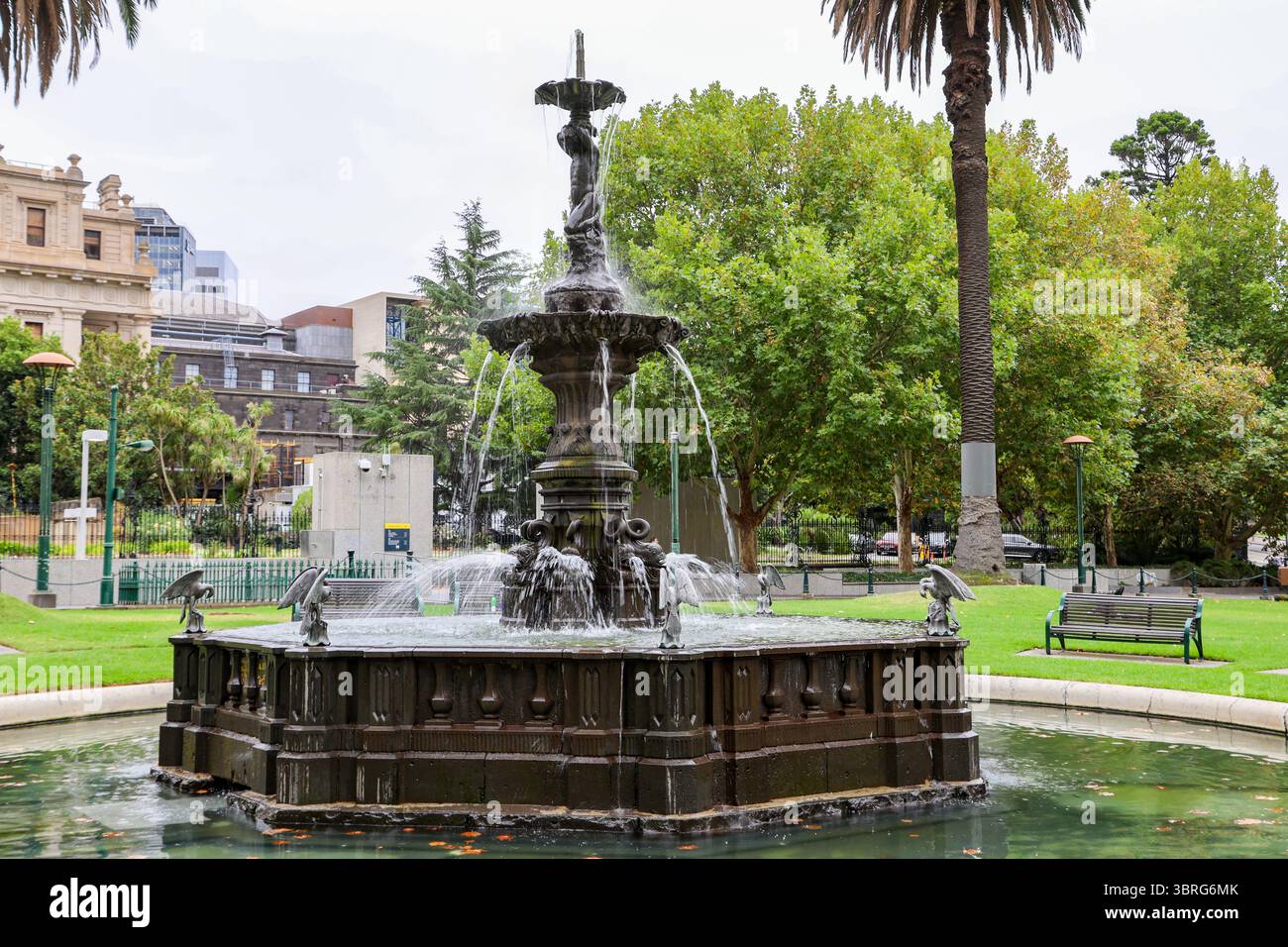 Vue sur la fontaine Stanford, une fontaine historique en pierre bleue construite en 1871 et située dans la réserve Gordon à Melbourne, Victoria, Australie Banque D'Images