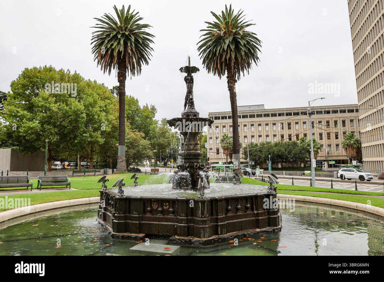 Vue sur la fontaine Stanford, une fontaine historique en pierre bleue construite en 1871 et située dans la réserve Gordon à Melbourne, Victoria, Australie Banque D'Images