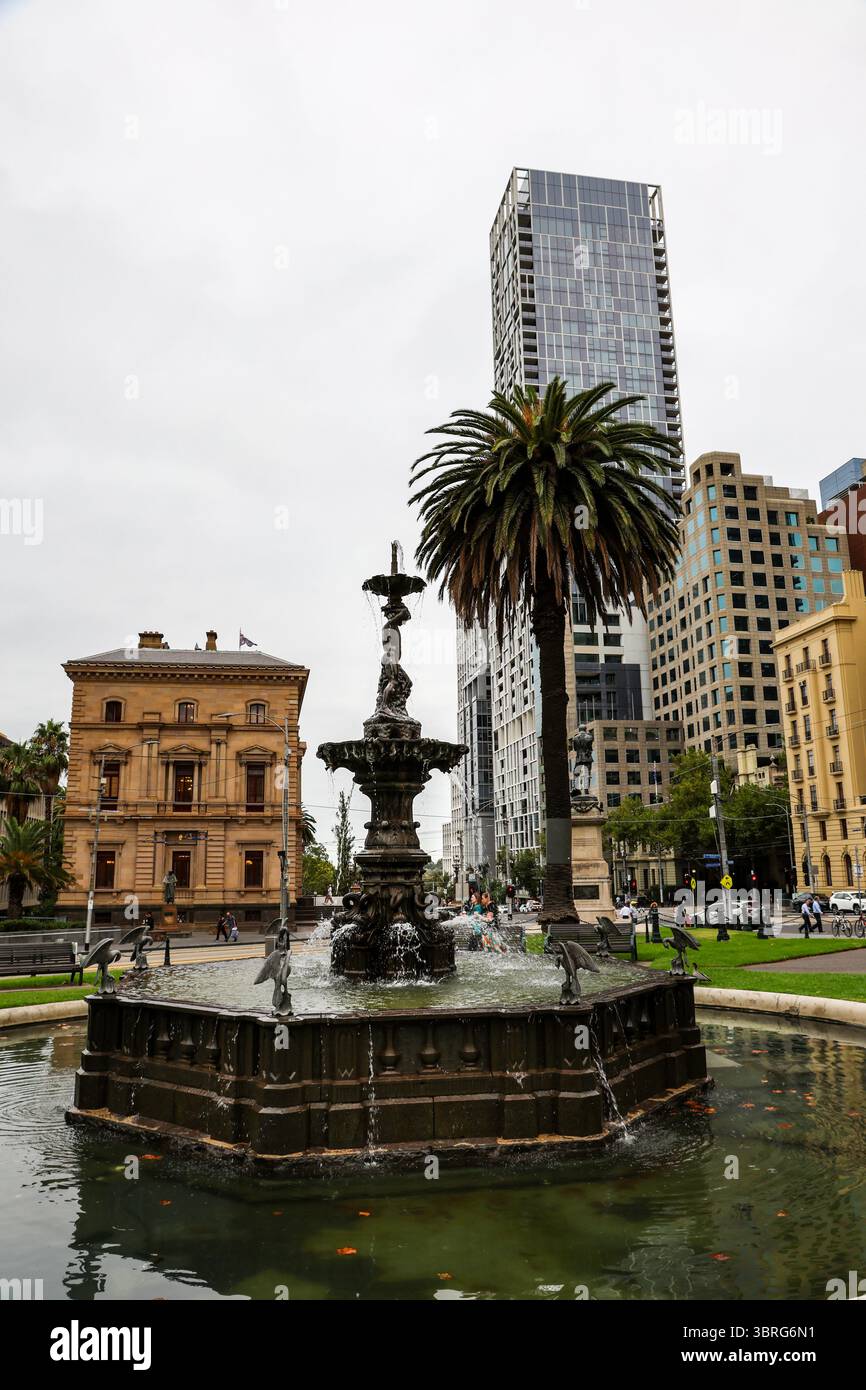 Vue sur la fontaine Stanford, une fontaine historique en pierre bleue construite en 1871 et située dans la réserve Gordon à Melbourne, Victoria, Australie Banque D'Images