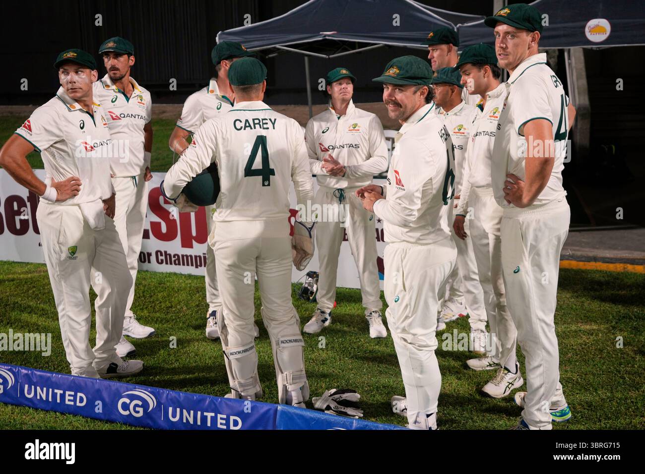 Australia's players huddle before bowling against West Indies on day one of the third Test cricket match at Sabina Park in Kingston, Jamaica, Saturday, July 12, 2025. (AP Photo/Ricardo Mazalan) Banque D'Images