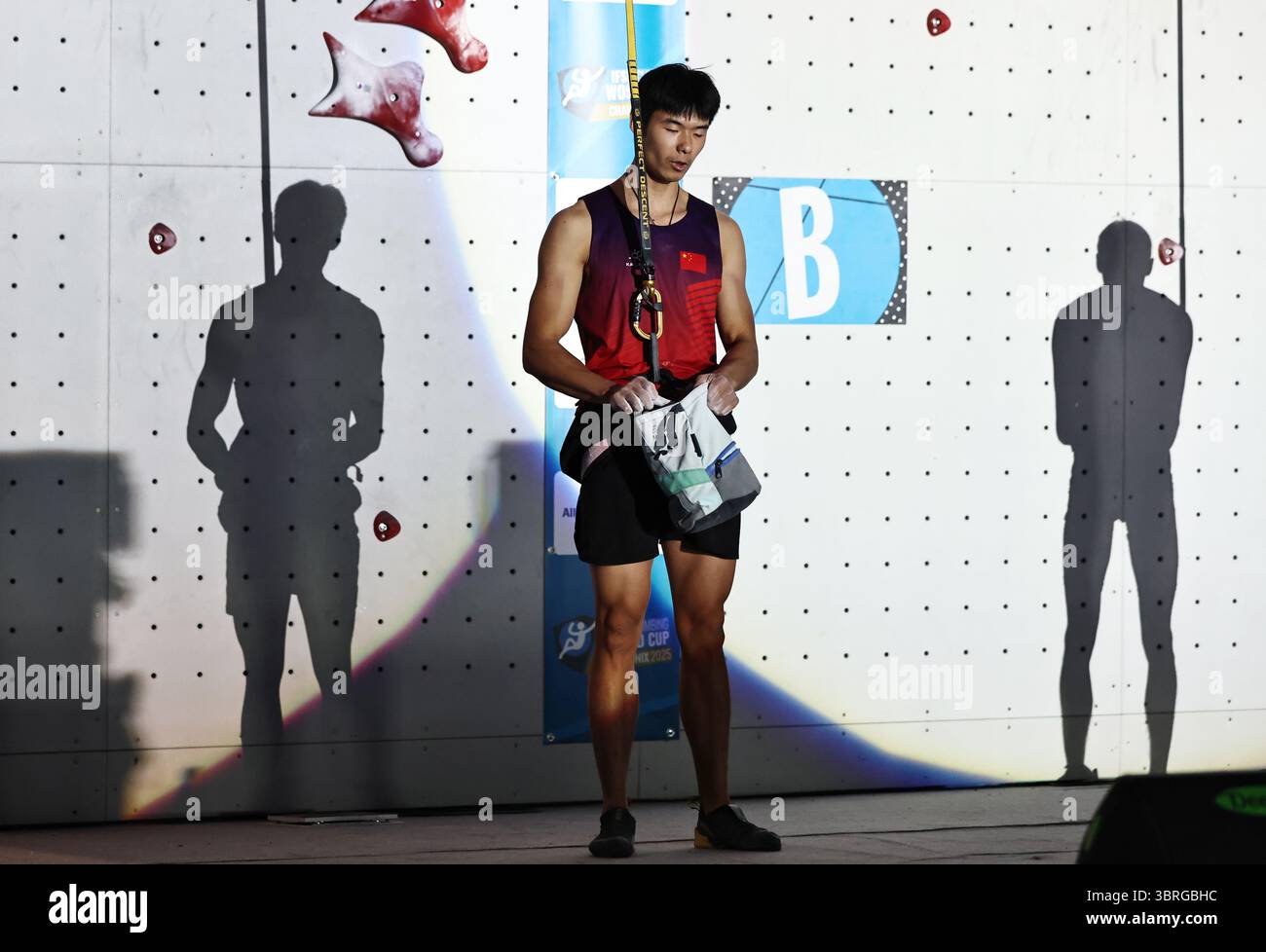 Charmonix, France. 12 juillet 2025. Le Chinois long Jianguo réagit avant le quart de finale masculin de vitesse de l'escalade sportive à la Coupe du monde d'escalade IFSC 2025 Speed-Lead à Charmonix, France, le 12 juillet 2025. Crédit : Gao Jing/Xinhua/Alamy Live News Banque D'Images
