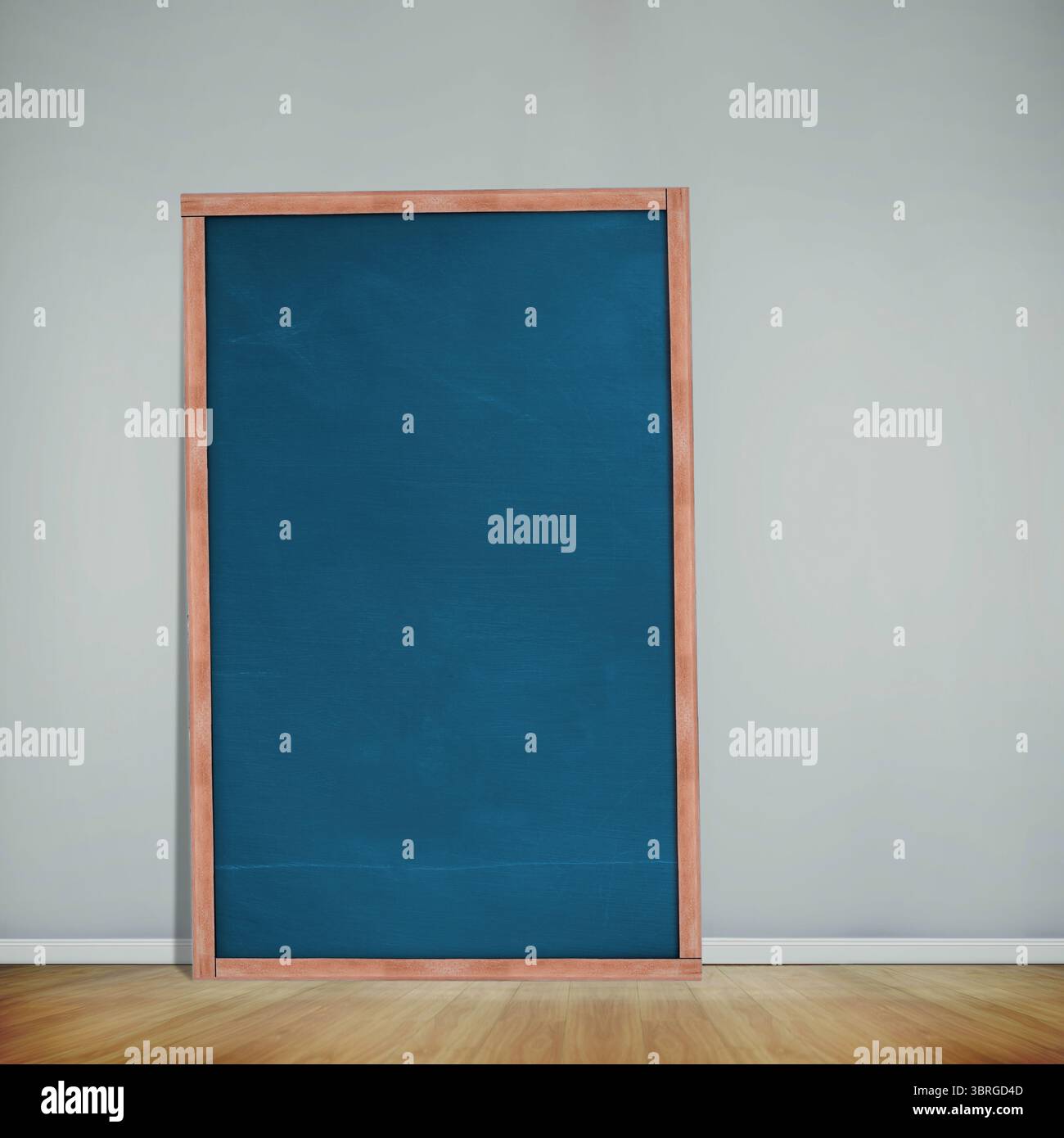 Tableau noir avec cadre en bois est appuyé contre le mur léger au-dessus du plancher de bois franc, dans un design plat Banque D'Images Tableau noir avec cadre en bois est appuyé contre le mur léger au-dessus du plancher de bois franc, dans un design plat Banque D'Images