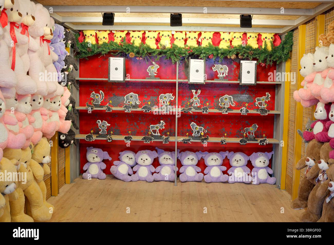 L'espace décoré de couleurs vives présente une gamme de peluches tapissées sur des étagères. Banque D'Images