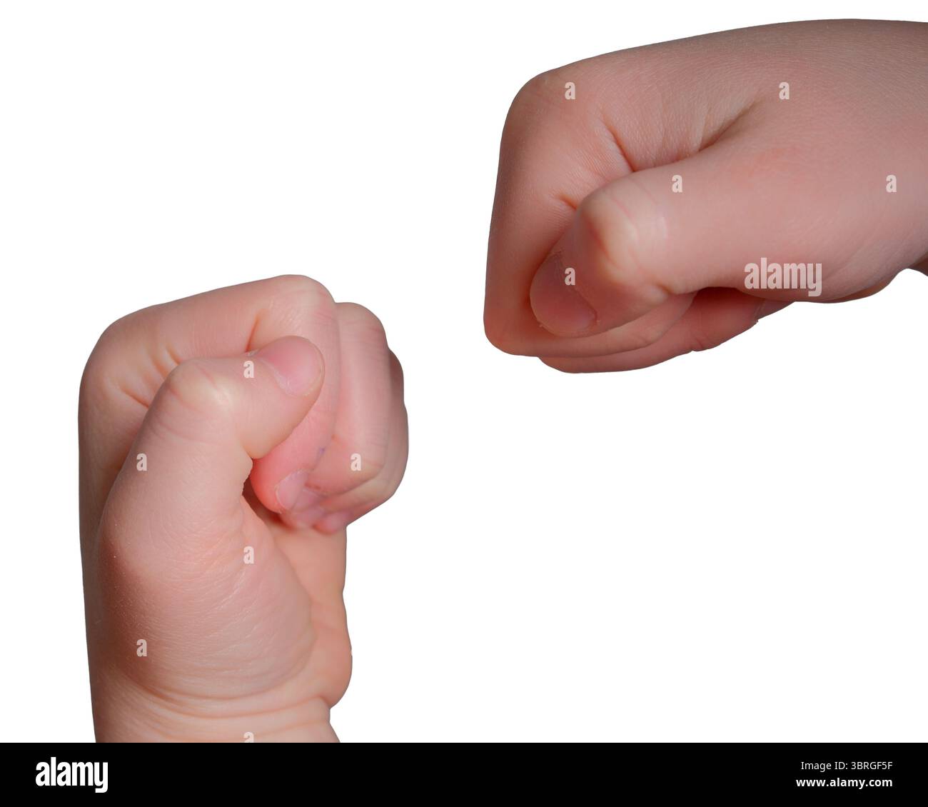 Deux petites mains prêtes pour un coup de poing joyeux, véhiculant amitié et plaisir. Banque D'Images