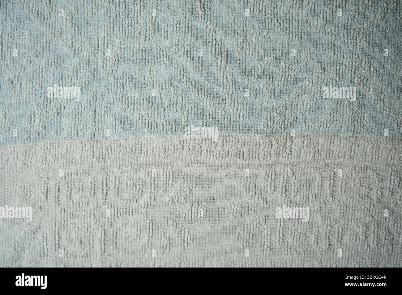 Des motifs émergent d'un tissu moelleux dans des tons apaisants de bleu et de blanc. Banque D'Images