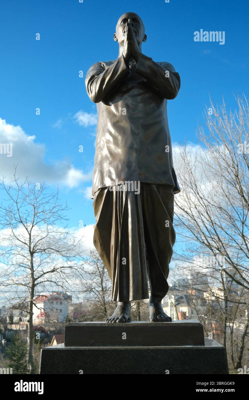 Une statue majestueuse se dresse contre un ciel vibrant, inspirant la paix. Banque D'Images