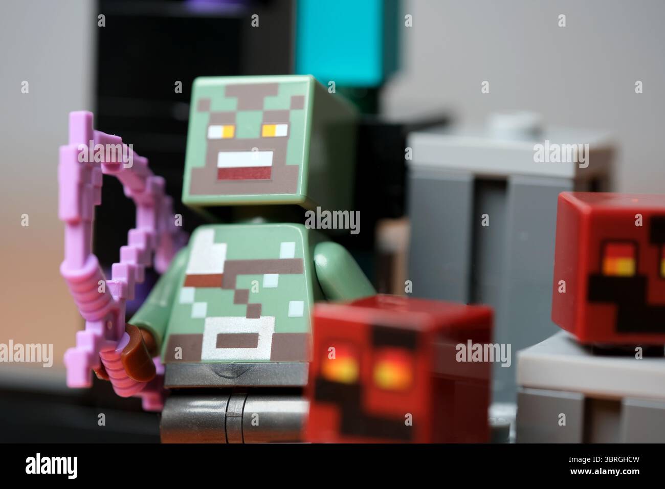 De minuscules figurines se rassemblent dans un monde ludique de créativité et de plaisir. Banque D'Images