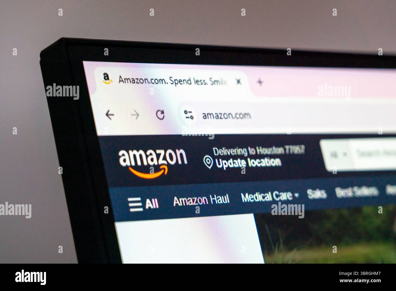 Houston, États-Unis - 7 juillet 2025 : Amazon e-commerce et site de livraison avec logo et bannière de localisation visible sur l'écran de l'ordinateur dans le navigateur Web Banque D'Images