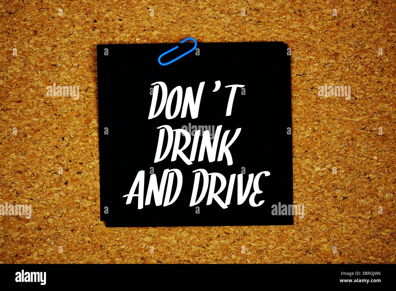 Ne pas boire et conduire message texte sur la note de bâton sur fond de papier liège Banque D'Images