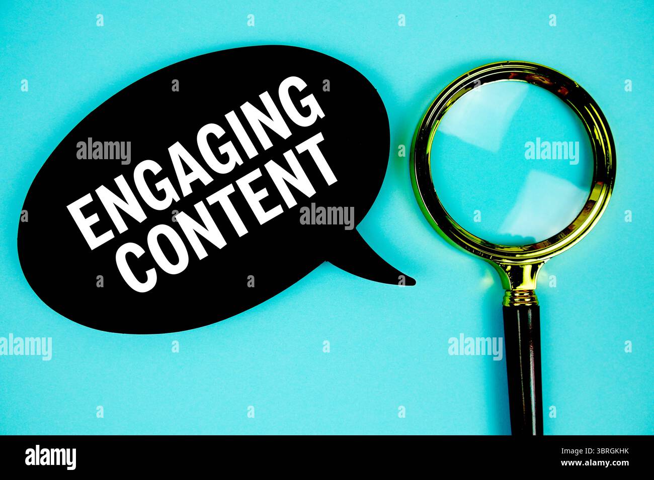 Texte de contenu engageant avec bulle vocale et loupe sur fond bleu Banque D'Images