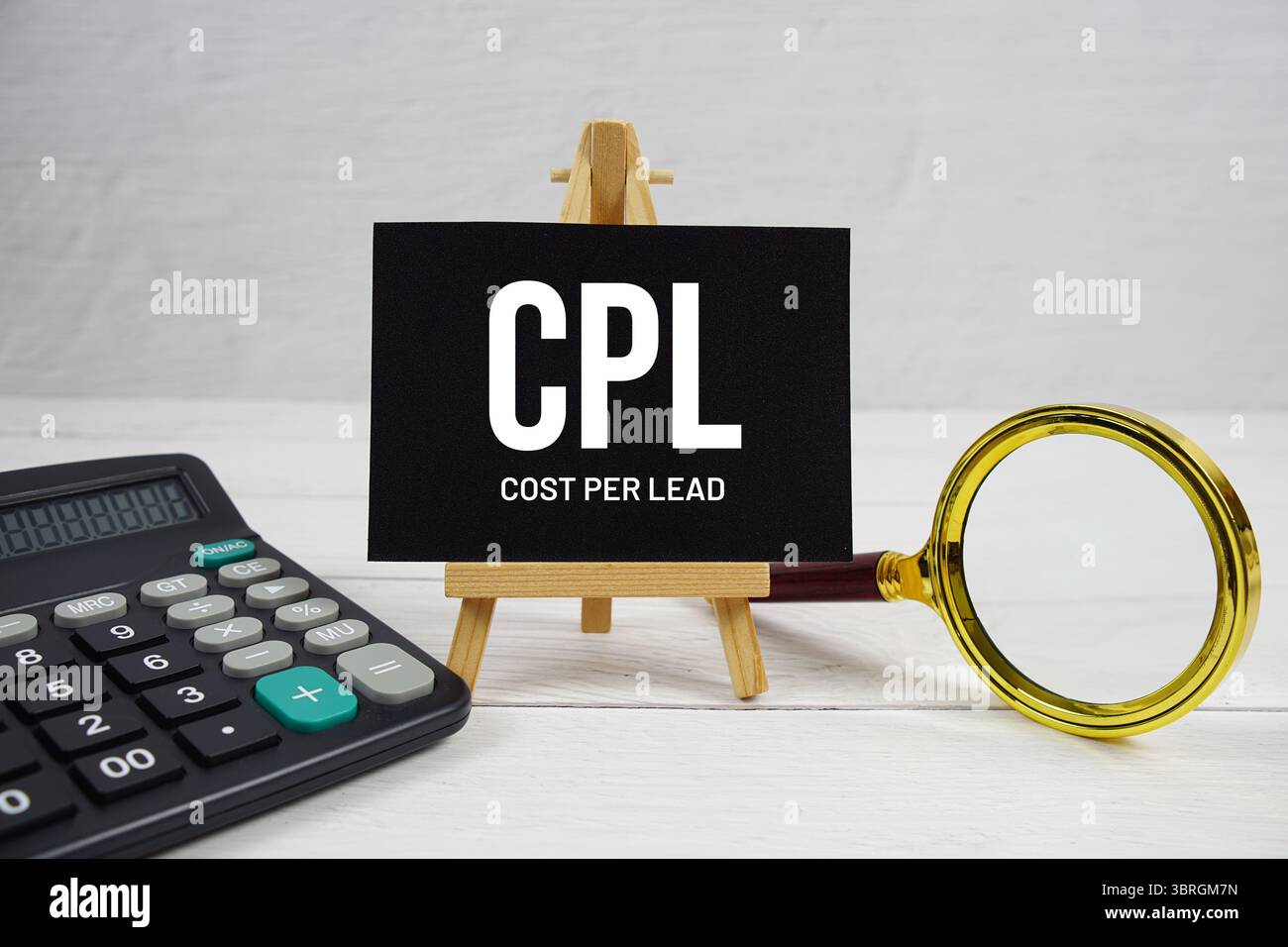 CPL abréviation de coût par texte de plomb avec loupe et calculatrice sur fond de bois Banque D'Images