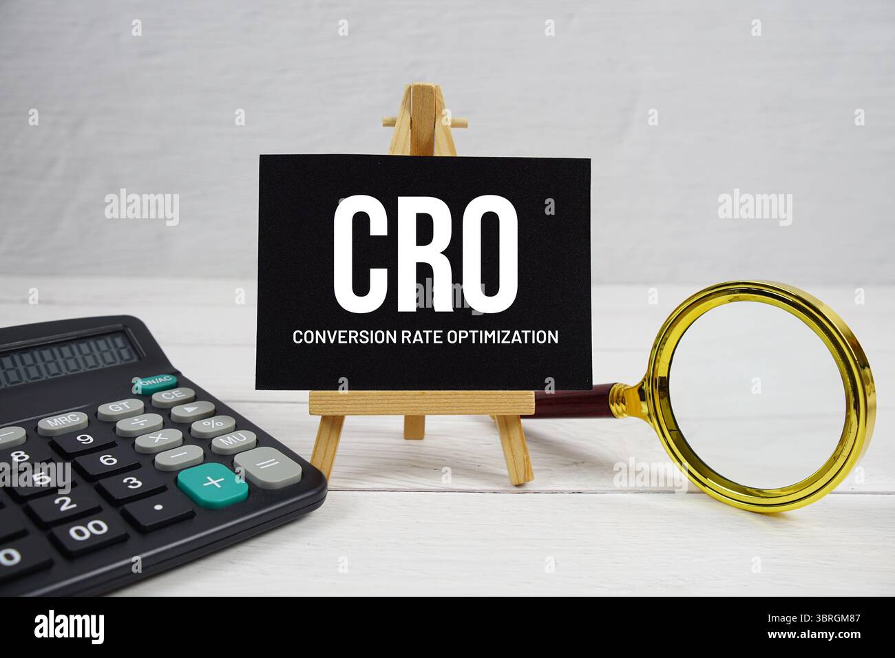 CRO abréviation de conversion Rate Optimization texte avec loupe et calculatrice sur fond de bois Banque D'Images