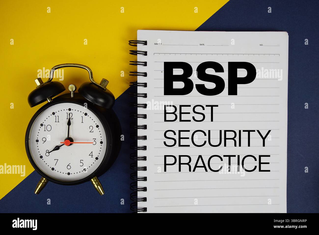 Texte des meilleures pratiques de sécurité du BSP écrit sur le bloc-notes avec réveil sur fond jaune Banque D'Images