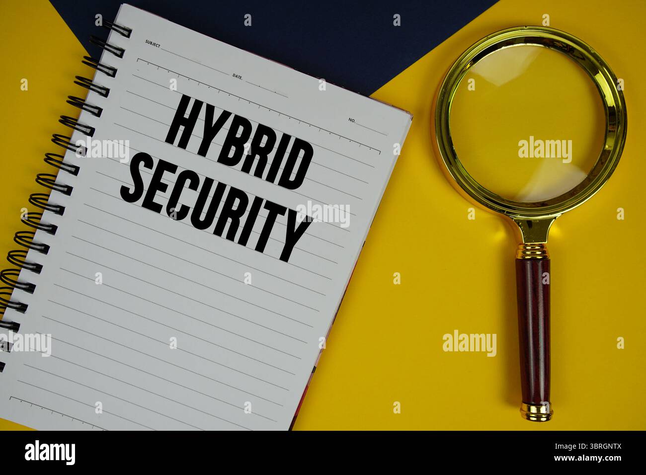 Texte Hybrid Security avec loupe sur fond jaune Banque D'Images