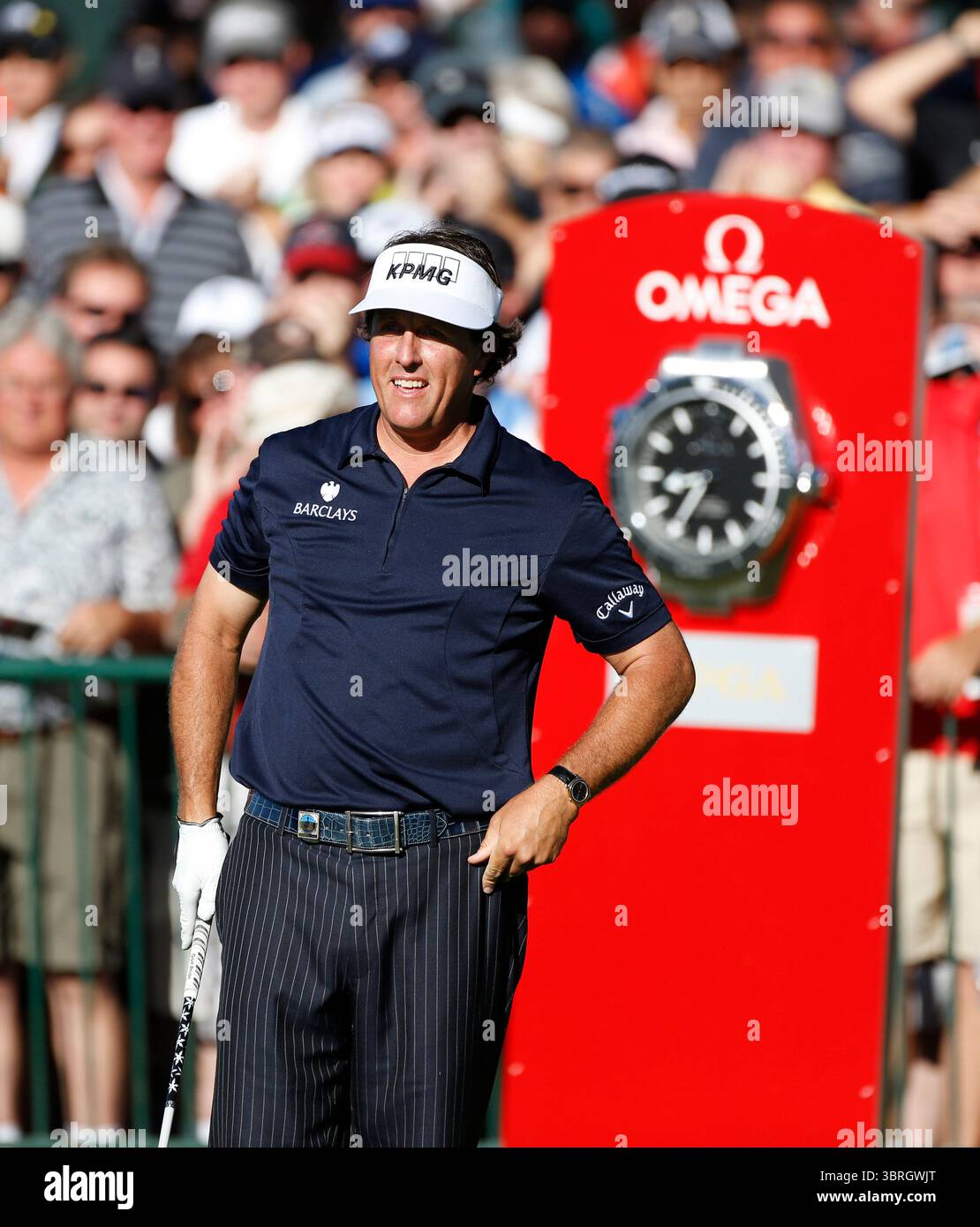 Phil Mickelson avec un panneau publicitaire Omega sur le premier tee le dernier jour du Championnat PGA 2013, Oak Hill Country Club, Rochester, New York, USA Picture Credit : Mark Newcombe / visionsingolf.com le Championnat PGA 2013, la 95e édition du tournoi, s'est déroulé du 8 au 11 août 2013 au Oak Hill Country Club (East course) à Rochester, New York. Banque D'Images