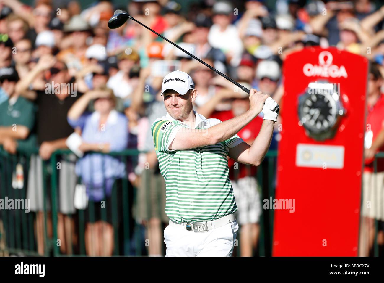Stephen GALLACHER avec un panneau publicitaire Omega sur le premier tee le dernier jour du Championnat PGA 2013, Oak Hill Country Club, Rochester, New York, USA Picture Credit : Mark Newcombe / visionsingolf.com le Championnat PGA 2013, la 95e édition du tournoi, s'est déroulé du 8 au 11 août 2013, au Oak Hill Country Club (East course) à Rochester, New York. Banque D'Images