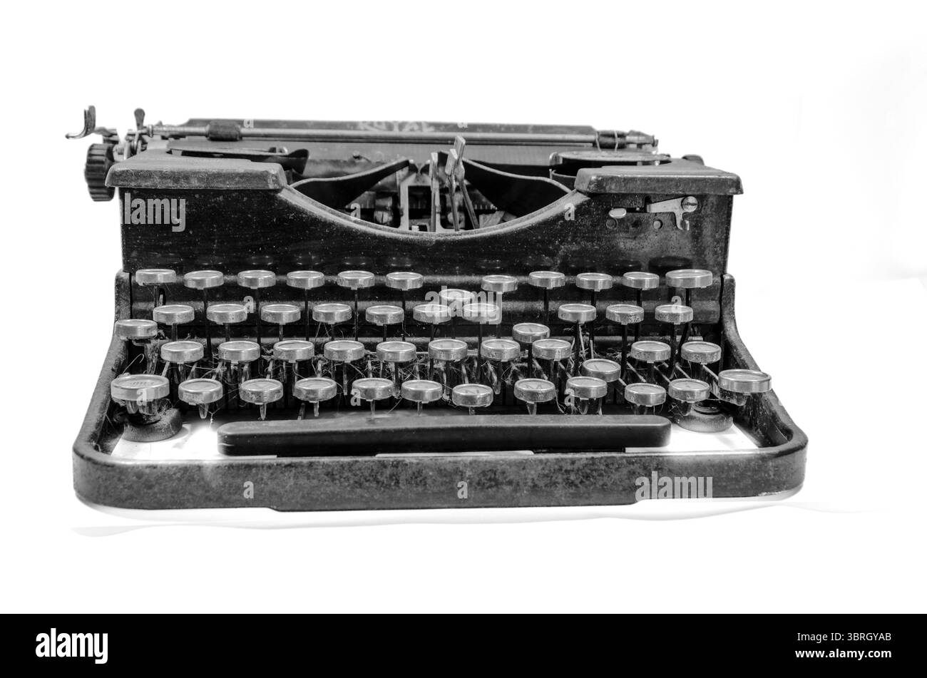 Image en noir et blanc d'une vieille machine à écrire cassée et rouillée Banque D'Images Image en noir et blanc d'une vieille machine à écrire cassée et rouillée Banque D'Images