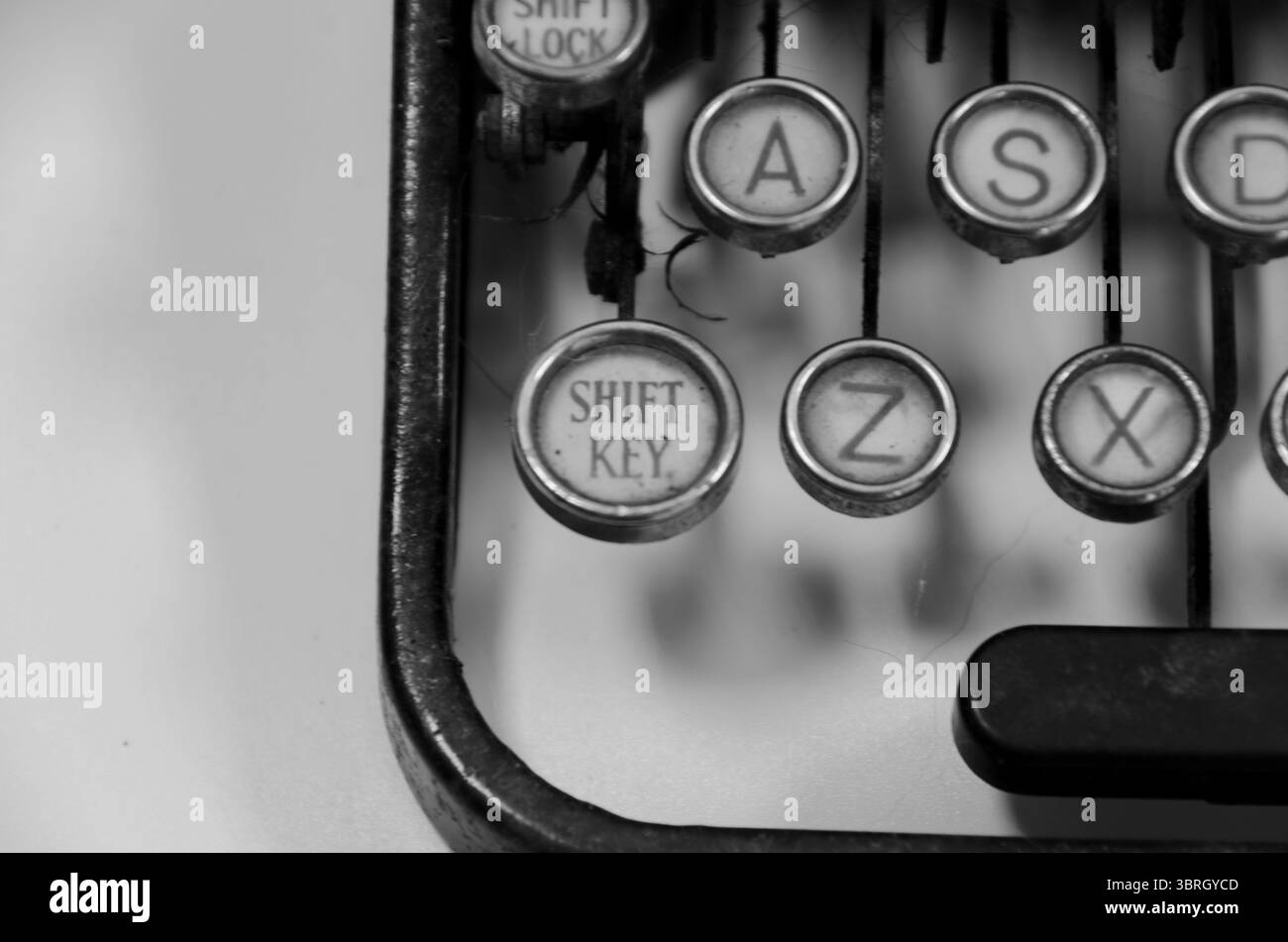 Gros plan monochrome de la touche Maj sur une vieille machine à écrire Banque D'Images