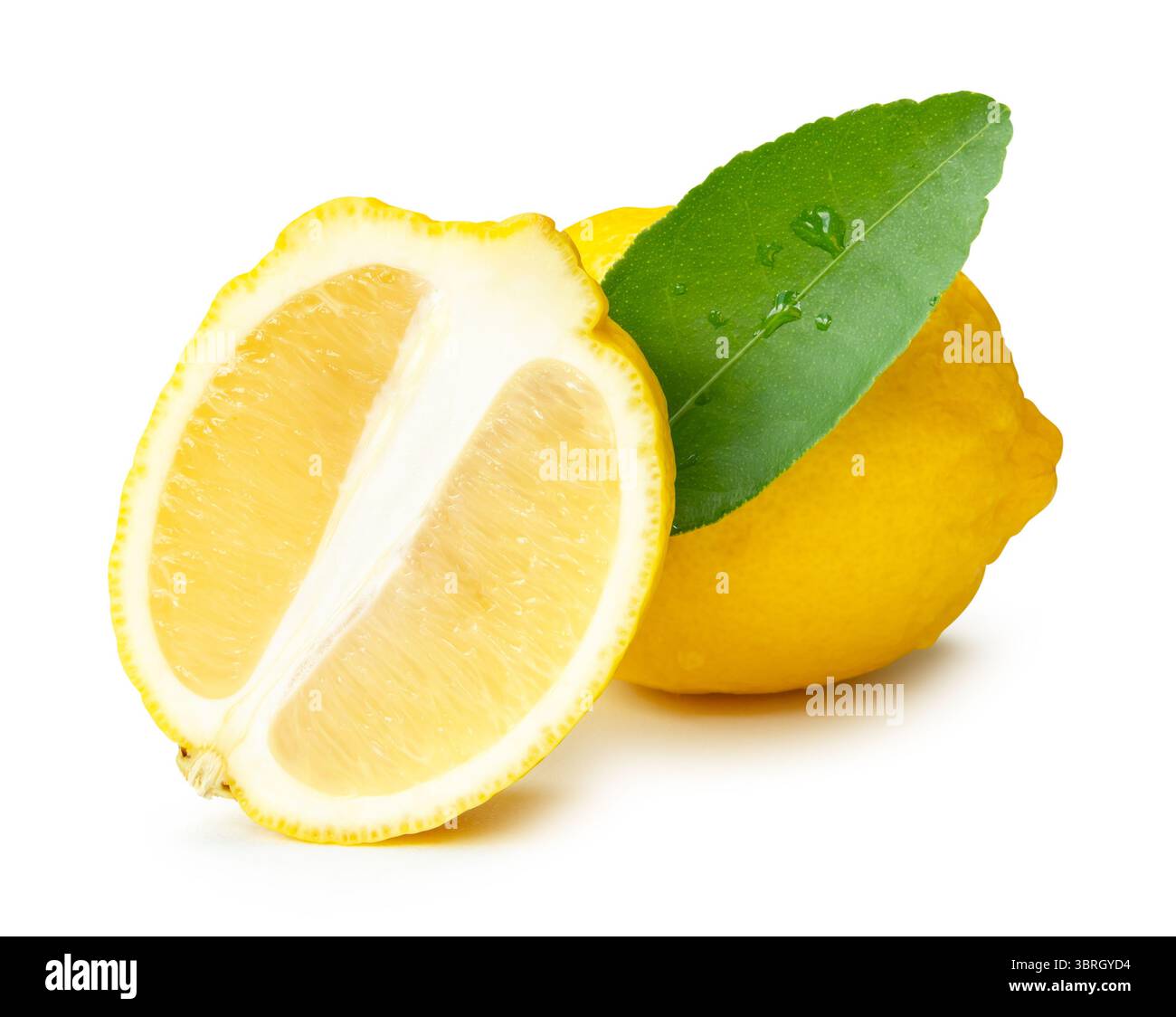 Vue de face de fruit de citron jaune mûr avec la moitié et une feuille verte en ovale ou ellipse en tas est isolée sur fond blanc avec chemin de découpage. Banque D'Images