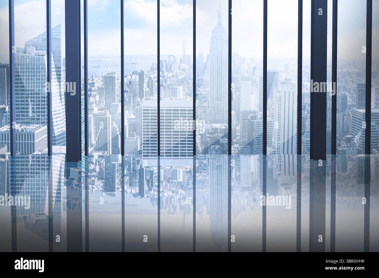 Chambre avec grande fenêtre à la ville sur Banque D'Images