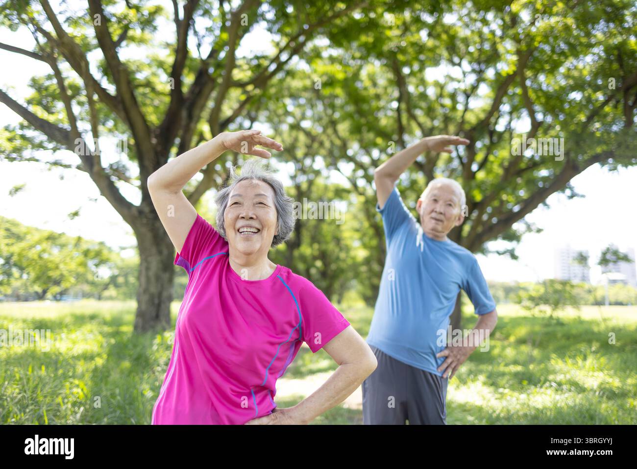 Heureux couple senior asiatique s'exerçant dans le parc. Banque D'Images