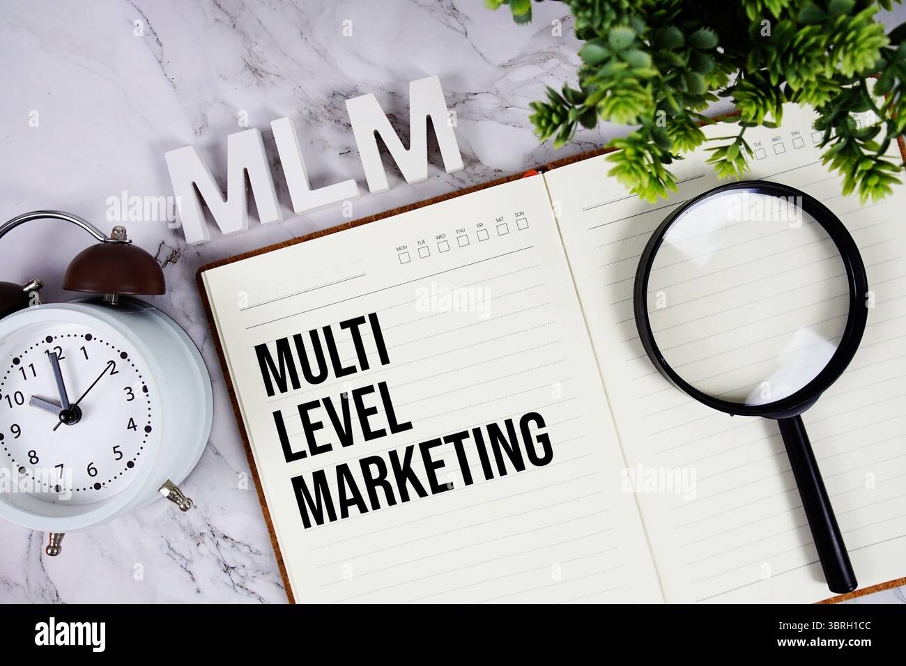 MLM - Multi Level Marketing acronyme sur le bloc-notes, Business concept background Banque D'Images