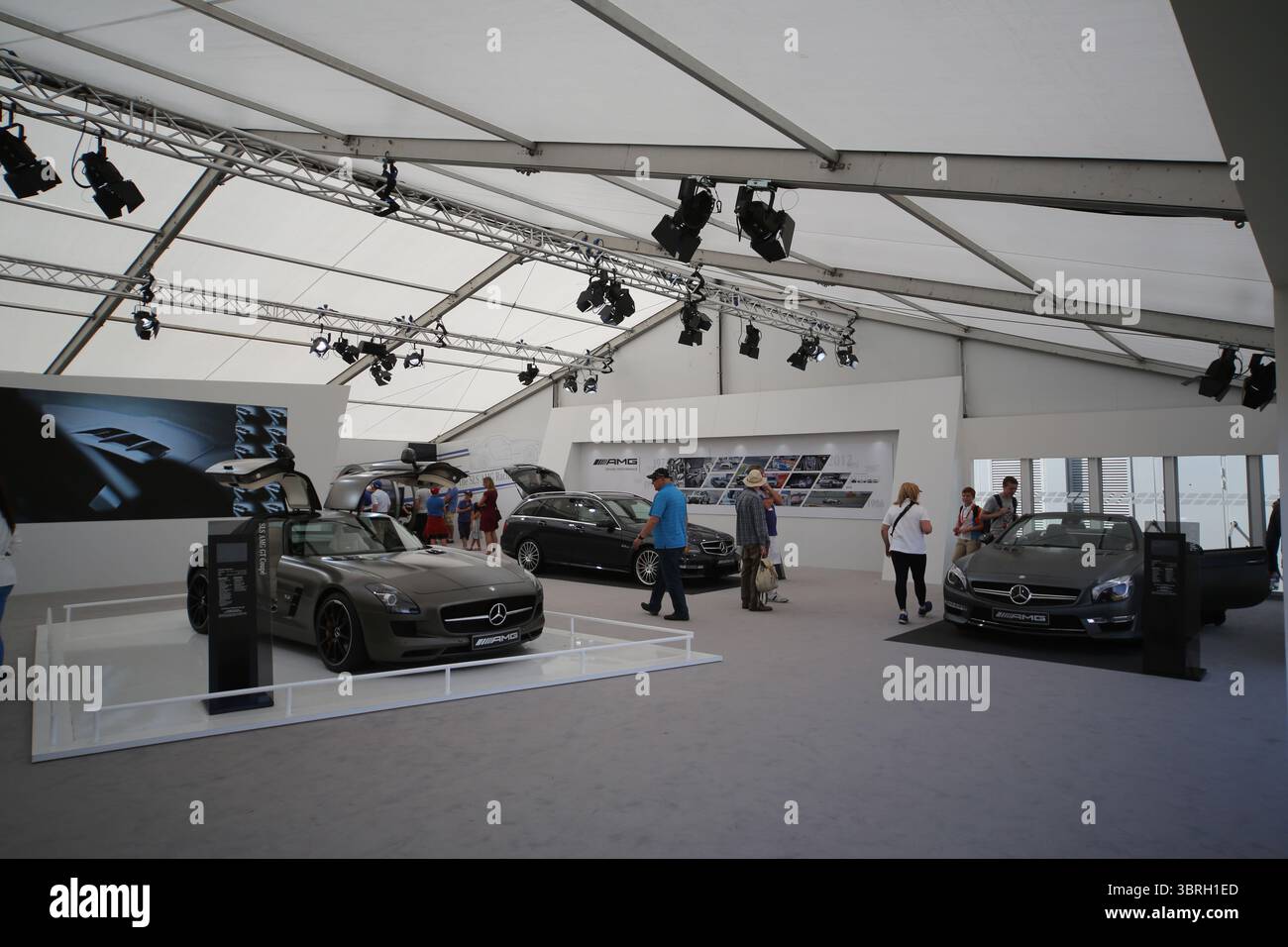 Le sponsor officiel Mercedes-Benz tente d'exposition promotionnelle de village le deuxième jour de l'Open Championship 2013, Muirfield, Scotalnd Picture Credit : Mark Newcombe / visionsingolf.com L'Open Championship 2013 (142e édition) s'est tenu du 18 au 21 juillet 2013 à Muirfield Golf Links, à Gullane, en Écosse, un lieu réputé pour récompenser la précision et punir les erreurs Banque D'Images