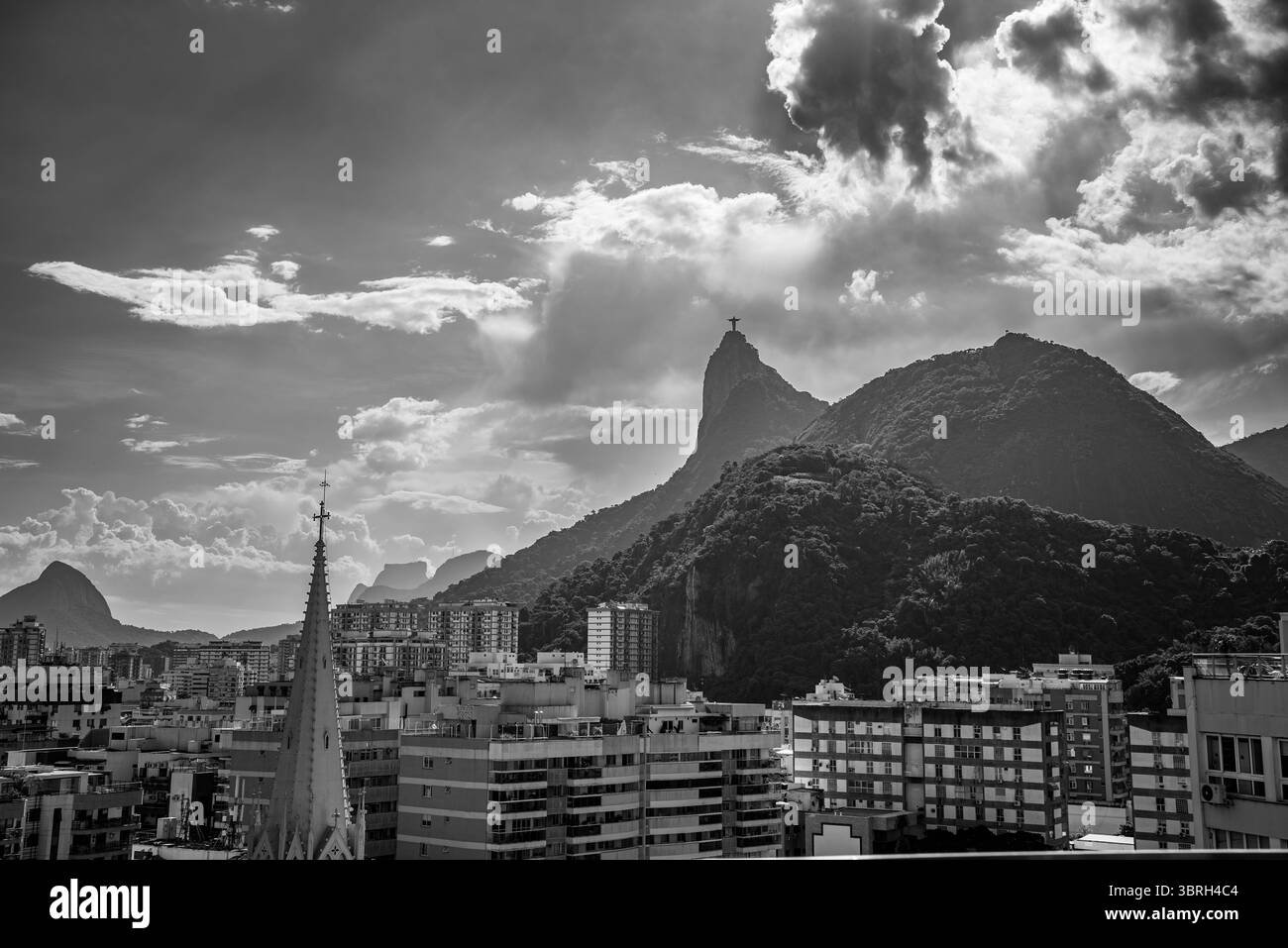 Vue urbaine en noir et blanc avec le Christ Rédempteur au loin - Botafogo, Rio de Janeiro, Brésil Banque D'Images