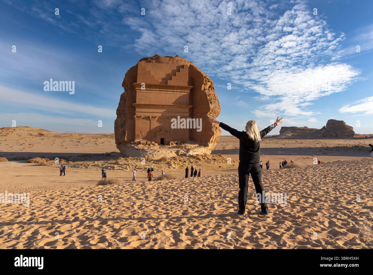 Alula, Arabie Saoudite - 16 décembre 2024 : la tombe du Lion de Kuza au coucher du soleil, monument en grès sculpté Nabatéen dans l'ancienne ville de Hegra, arc Banque D'Images