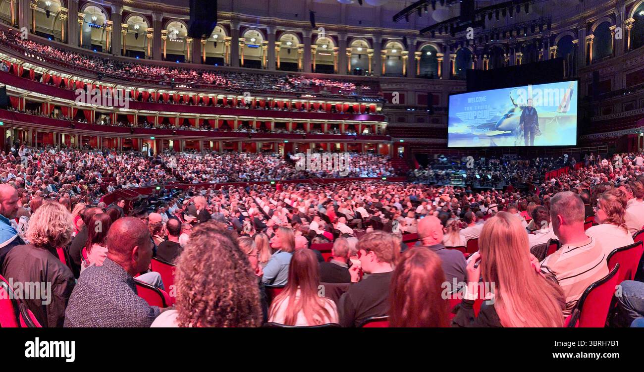 Royal Albert Hall rempli de gens à voir Top Gun : Maverick avec un orchestre live, le Royal Philharmonic concert Orchestra Banque D'Images