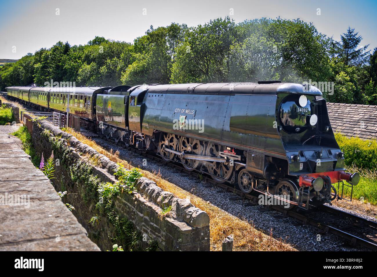 British Railways a intimidé West Country Pacific 4-6-2 N. 34092 City of Wells vue à la gare ferroviaire d'Irwell Vale dans l'est du Lancashire. Lancashir Banque D'Images