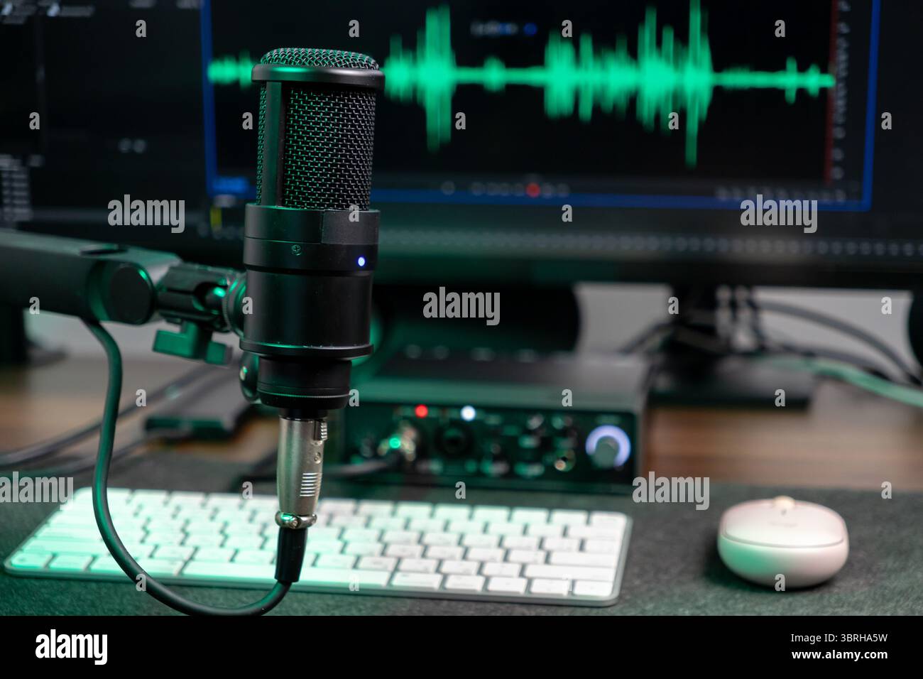 Vue rapprochée d'un microphone de studio de haute qualité connecté à une interface audio, capturant le son pour divers projets de production multimédia en ligne Banque D'Images