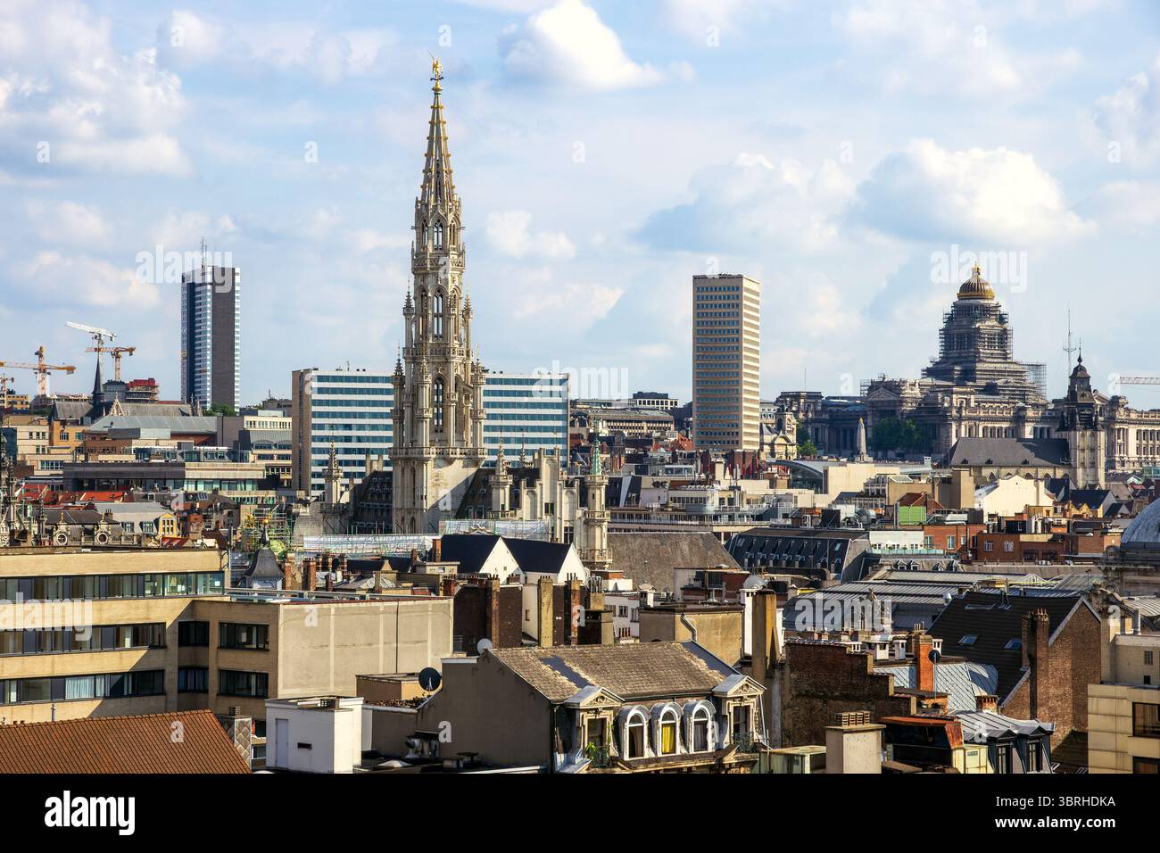 Vue sur Bruxelles, Belgique, avec la tour emblématique de l'Hôtel de ville sur la Grand place, site classé au patrimoine mondial de l'UNESCO et monument de l'arc gothique Banque D'Images