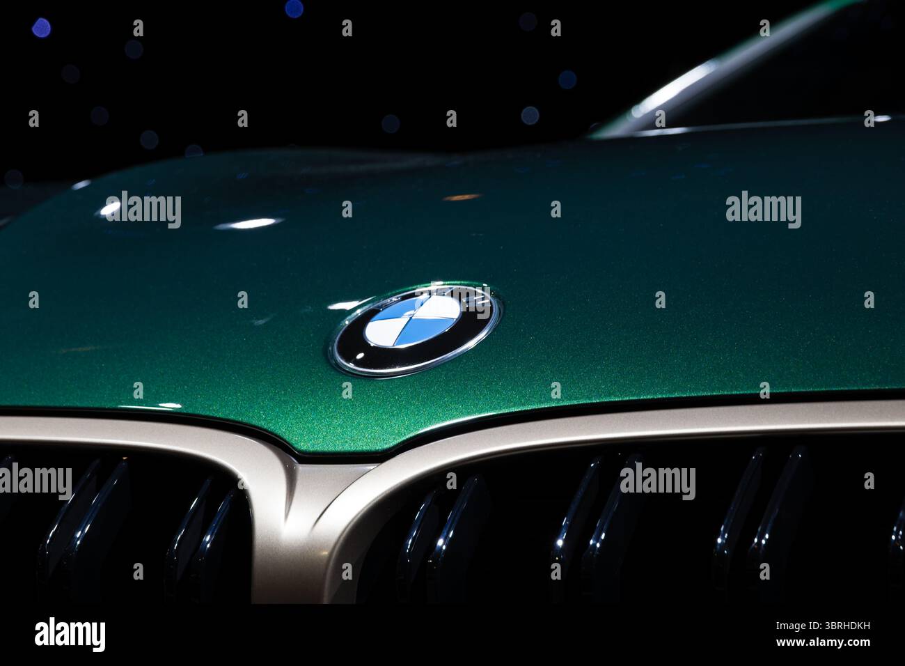 Gros plan du logo BMW sur le capot de la voiture de sport BMW M8 Competition Gran Coupe au salon de l'automobile de l'Autosalon. Bruxelles, Belgique - 9 janvier 2020. Banque D'Images