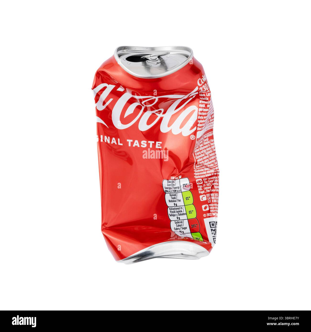 Canette de boisson gazeuse Coca Cola froissée et écrasée, vue de face isolée sur fond blanc Banque D'Images