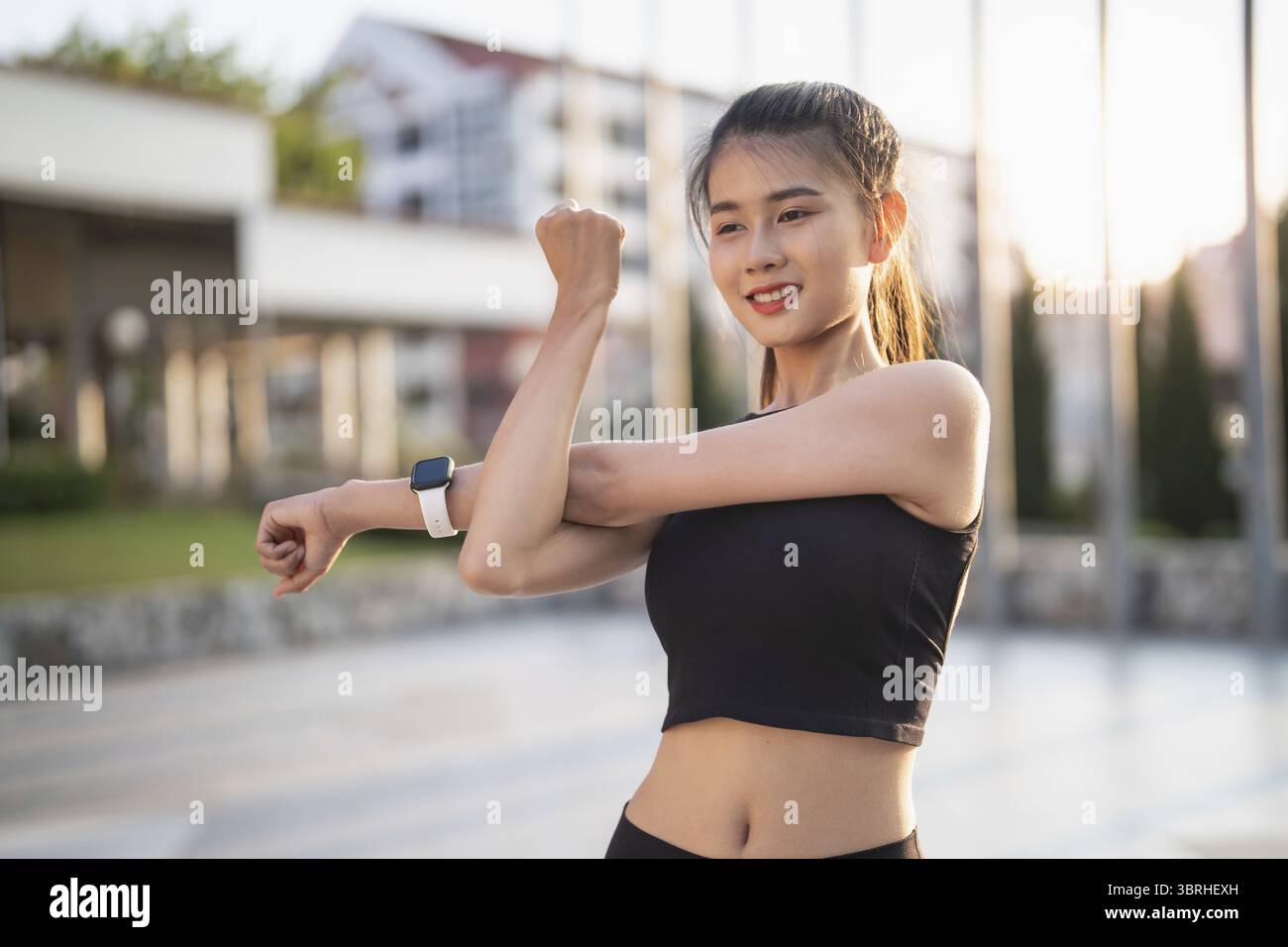 Femme asiatique saine active exerçant des athlètes dans des vêtements de fitness Sunrise sport Girl devant la motivation de la ville pour un mode de vie sain Banque D'Images