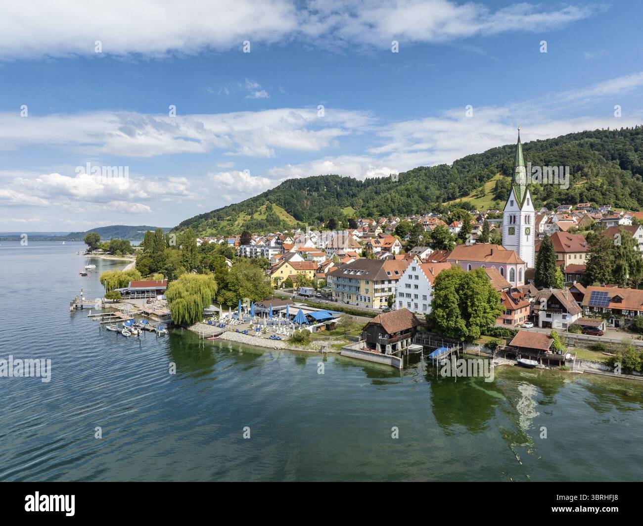 Luftbild von der Ortschaft Sipplingen am Bodensee BEI sommerlicher Vegetation, gegenueber der Bodanrueck, Bodenseekreis Baden-Wuerttemberg, Deutschlan Banque D'Images