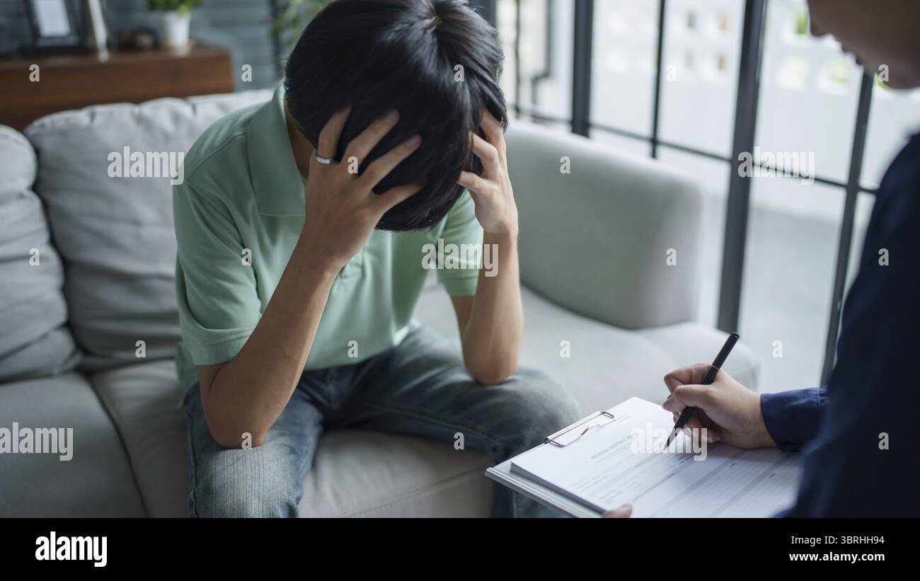 Psychothérapie professionnelle prendre note pendant le rendez-vous patient discutant des problèmes de santé mentale avec le psychologue santé mentale Banque D'Images