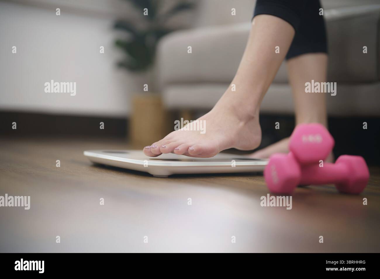 Régime gras et pieds de balance debout sur des balances électroniques pour le contrôle du poids. Instrument de mesure en kilogramme pour un contrôle de régime Banque D'Images