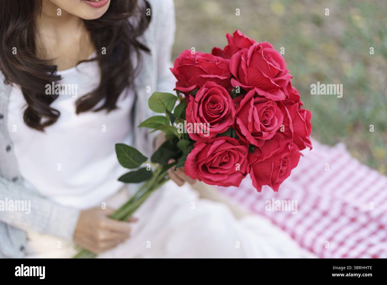 Heureux couple romantique à la Saint-Valentin avec roses rouges date pique-nique romantique Banque D'Images
