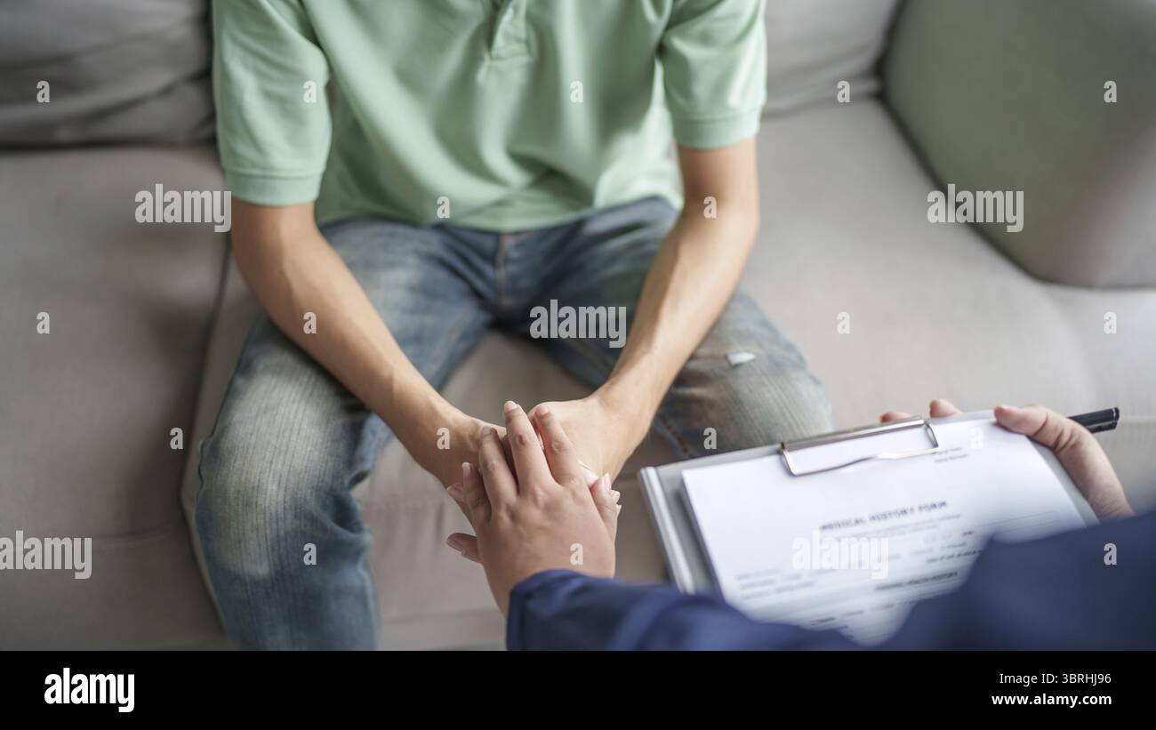 Homme triste assis sur le sofa patient discutant des problèmes de santé mentale avec le psychologue. concept de traitement de la santé mentale de l'homme asiatique déprimé Banque D'Images