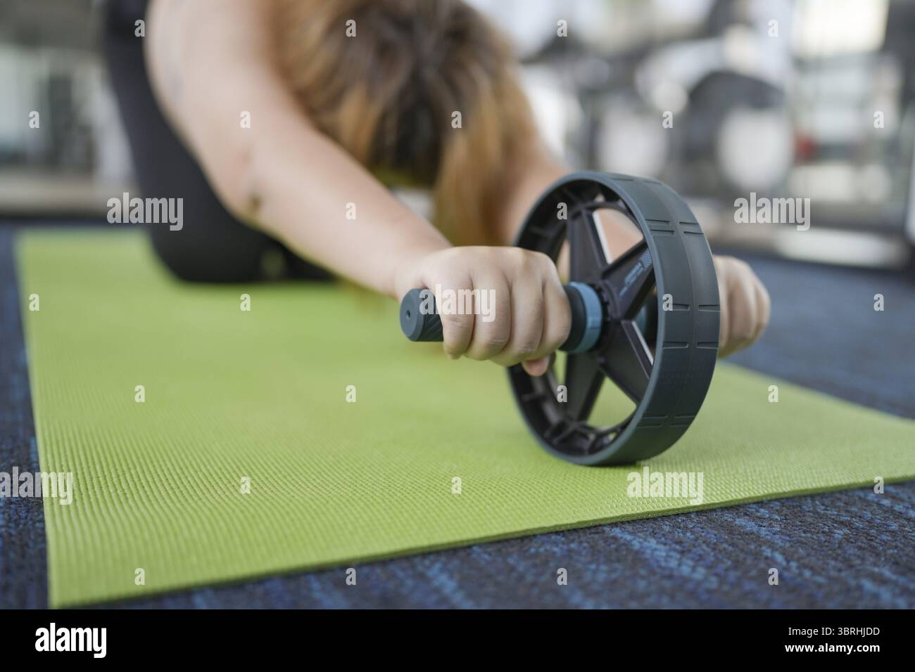 Femme en surpoids exerçant pour perdre du poids. Exercez des positions d'étirement à la maison dans le salon joyeuse Fat Woman Diet mode de vie sain Concepp Banque D'Images