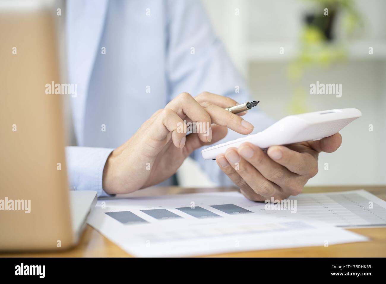 Business MAN comptable analyse des risques d'investissement. Économiser de l'argent pour le trading boursier avec calculatrice. Concept comptable Banque D'Images