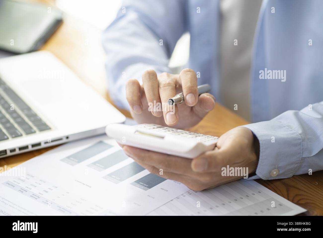 Business MAN comptable analyse des risques d'investissement. Économiser de l'argent pour le trading boursier avec calculatrice. Concept comptable Banque D'Images