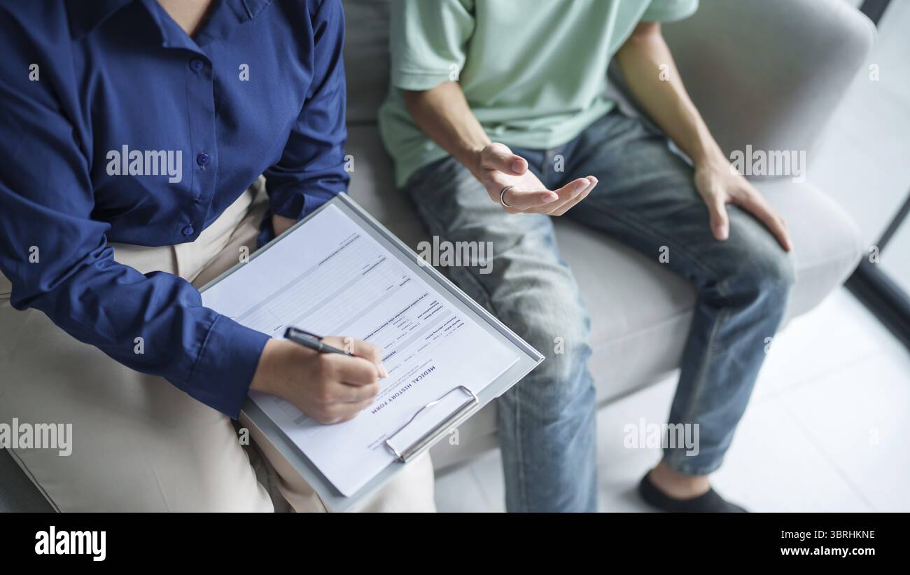 Psychothérapie professionnelle prendre note pendant le rendez-vous patient discutant des problèmes de santé mentale avec le psychologue santé mentale Banque D'Images