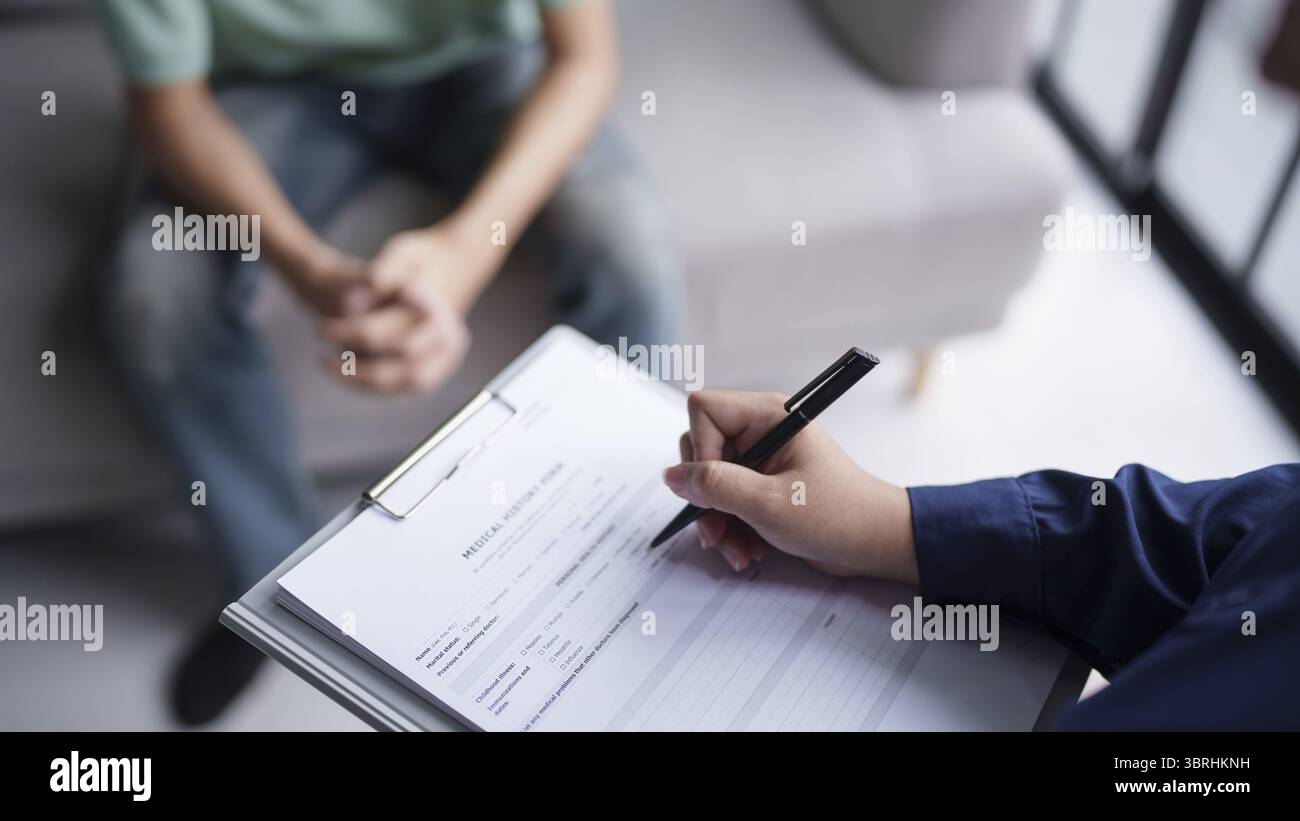 Psychothérapie professionnelle prendre note pendant le rendez-vous patient discutant des problèmes de santé mentale avec le psychologue santé mentale Banque D'Images