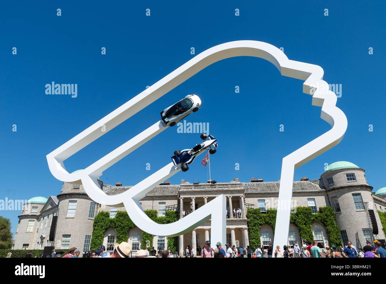 Goodwood, West Sussex, Royaume-Uni. 13 juillet 2025. Le dimanche de Goodwood accueille la finale fusillade pour les voitures qui tentent de monter la côte dans les plus brefs délais, ainsi qu'un mélange de voitures de route et de voitures de course et motos historiques et modernes. Un thème sur la piste est le 75e anniversaire de la formule 1 tandis que la sculpture principale devant Goodwood House rend hommage au designer automobile Gordon Murray Banque D'Images