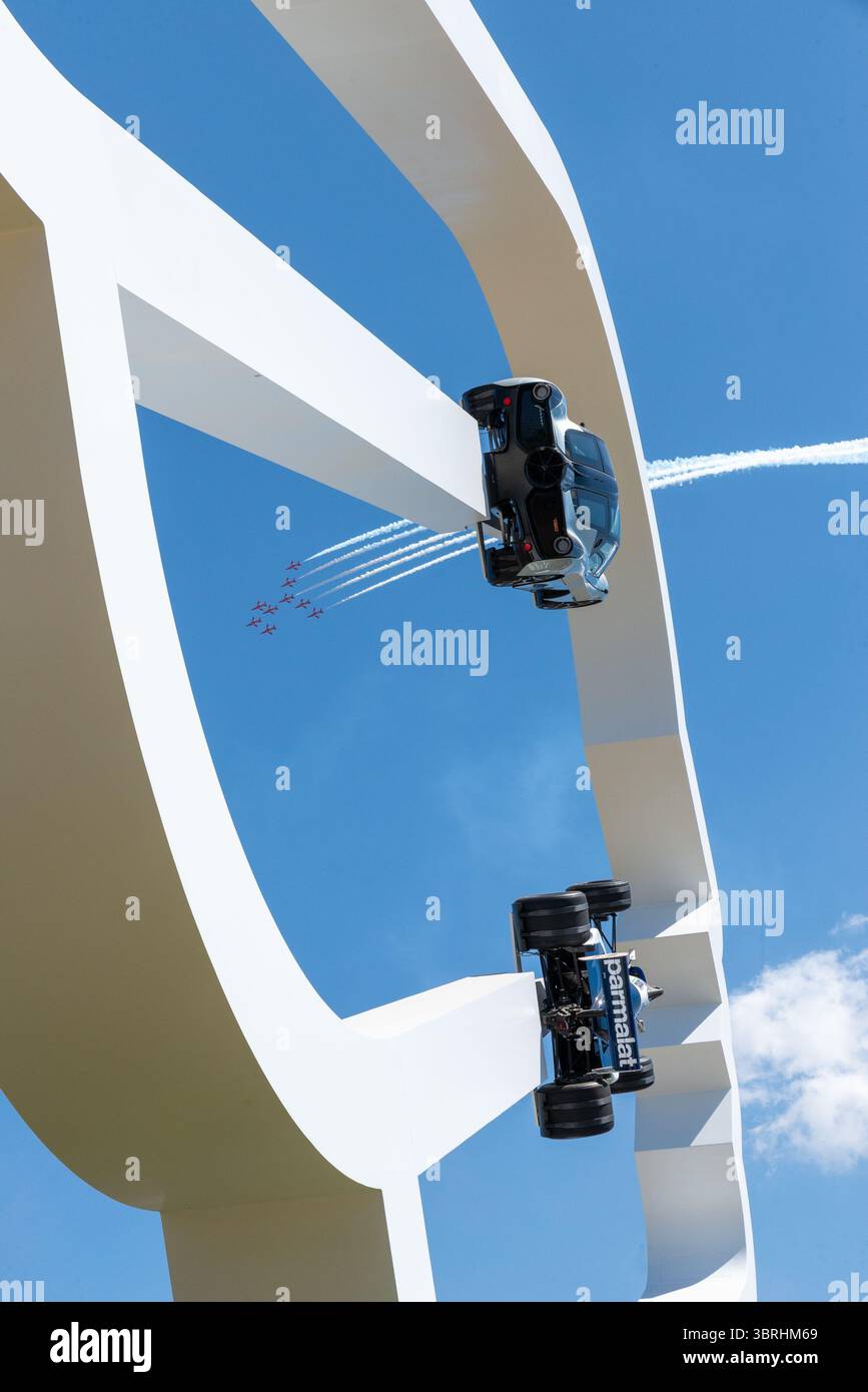 Goodwood, West Sussex, Royaume-Uni. 13 juillet 2025. Le dimanche de Goodwood accueille la finale fusillade pour les voitures qui tentent de monter la côte dans les plus brefs délais, ainsi qu'un mélange de voitures de route et de voitures de course et motos historiques et modernes. Un thème sur la piste est le 75e anniversaire de la formule 1 tandis que la sculpture principale devant Goodwood House rend hommage au designer automobile Gordon Murray, survolé par l'équipe d'affichage Red Arrows Banque D'Images