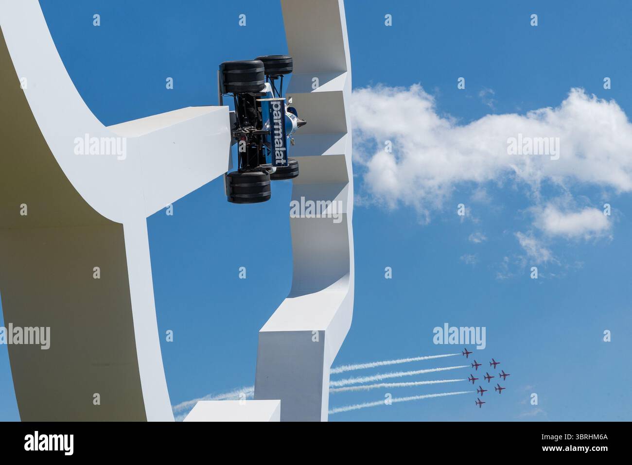 Goodwood, West Sussex, Royaume-Uni. 13 juillet 2025. Le dimanche de Goodwood accueille la finale fusillade pour les voitures qui tentent de monter la côte dans les plus brefs délais, ainsi qu'un mélange de voitures de route et de voitures de course et motos historiques et modernes. Un thème sur la piste est le 75e anniversaire de la formule 1 tandis que la sculpture principale devant Goodwood House rend hommage au designer automobile Gordon Murray, survolé par l'équipe d'affichage Red Arrows Banque D'Images